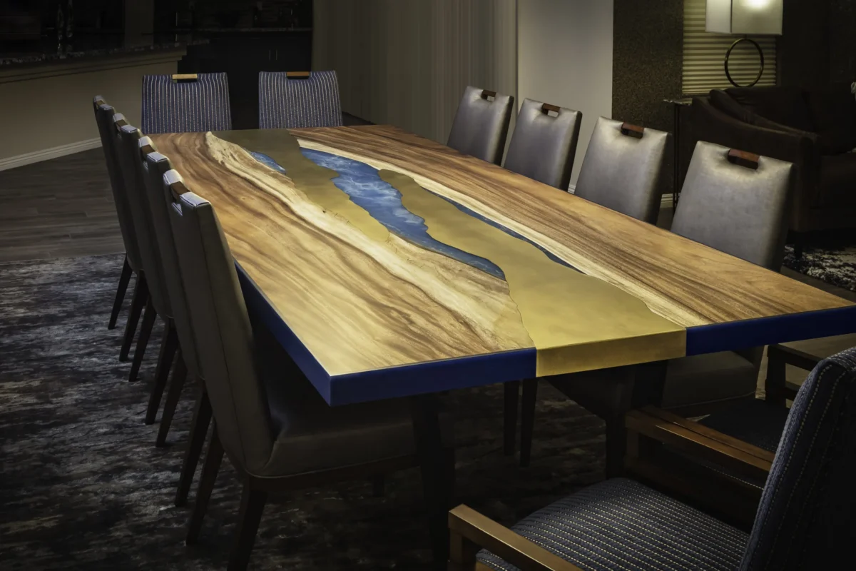 Dining Table Perota with a brass inlay